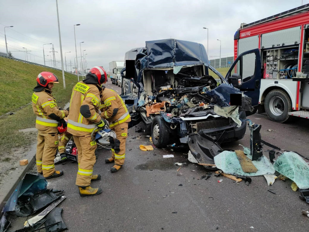 Citroen wbił się w tira. Ranny 28-latek i 5-latka