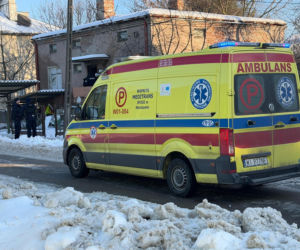 Wstrząsające odkrycie w zrujnowanym domu w Ursusie. Dwa zamarznięte ciała na łóżkach