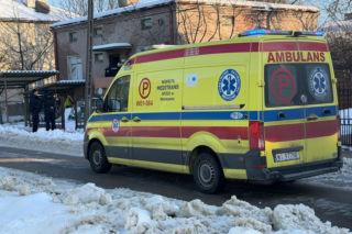 Wstrząsające odkrycie w zrujnowanym domu w Ursusie. Dwa zamarznięte ciała na łóżkach