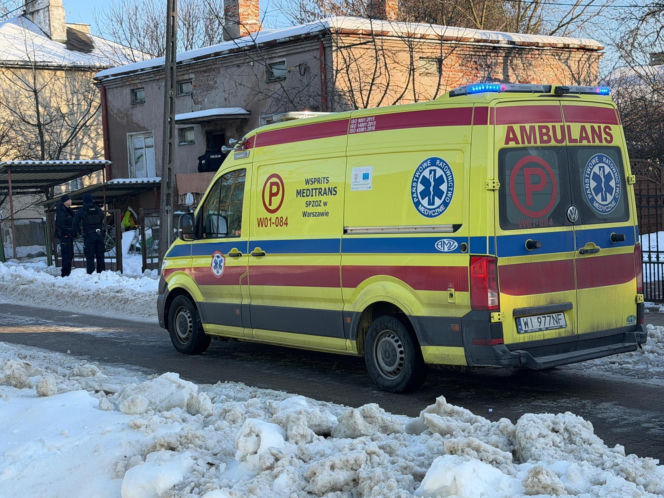 Wstrząsające odkrycie w zrujnowanym domu w Ursusie. Dwa zamarznięte ciała na łóżkach