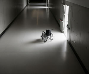 Szok na lotnisku. Rodzina weszła na pokład z martwą babcią, ale to nie wszystko