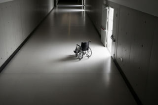 Szok na lotnisku. Rodzina weszła na pokład z martwą babcią, ale to nie wszystko