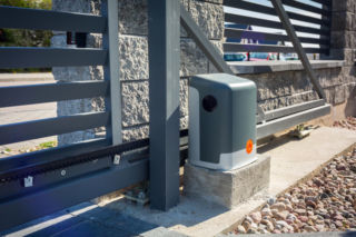 Dlaczego Twoja brama nie działa, gdy pada śnieg lub chwyta mróz? Zimowe kaprysy fotokomórek