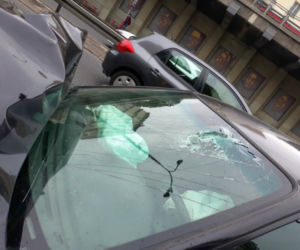 Dwie osobówki i autobus zderzyły się na Trasie Łazienkowskiej. Kierowca uciekł!