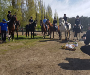Święcenie pokarmów na koniach