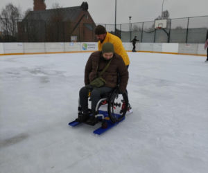 Osoby jeżdżące na wózkach mogą korzystać z łomżyńskiego lodowiska! MOSiR kupił specjalny sprzęt