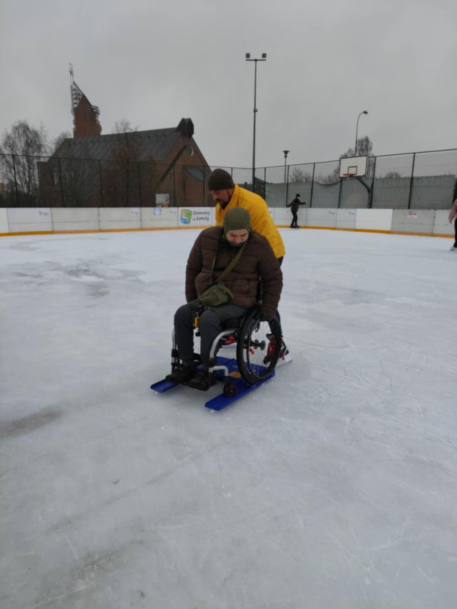 Osoby jeżdżące na wózkach mogą korzystać z łomżyńskiego lodowiska! MOSiR kupił specjalny sprzęt