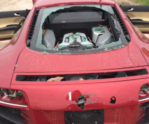 Zniszczone Audi R8 przez zranioną kobietę