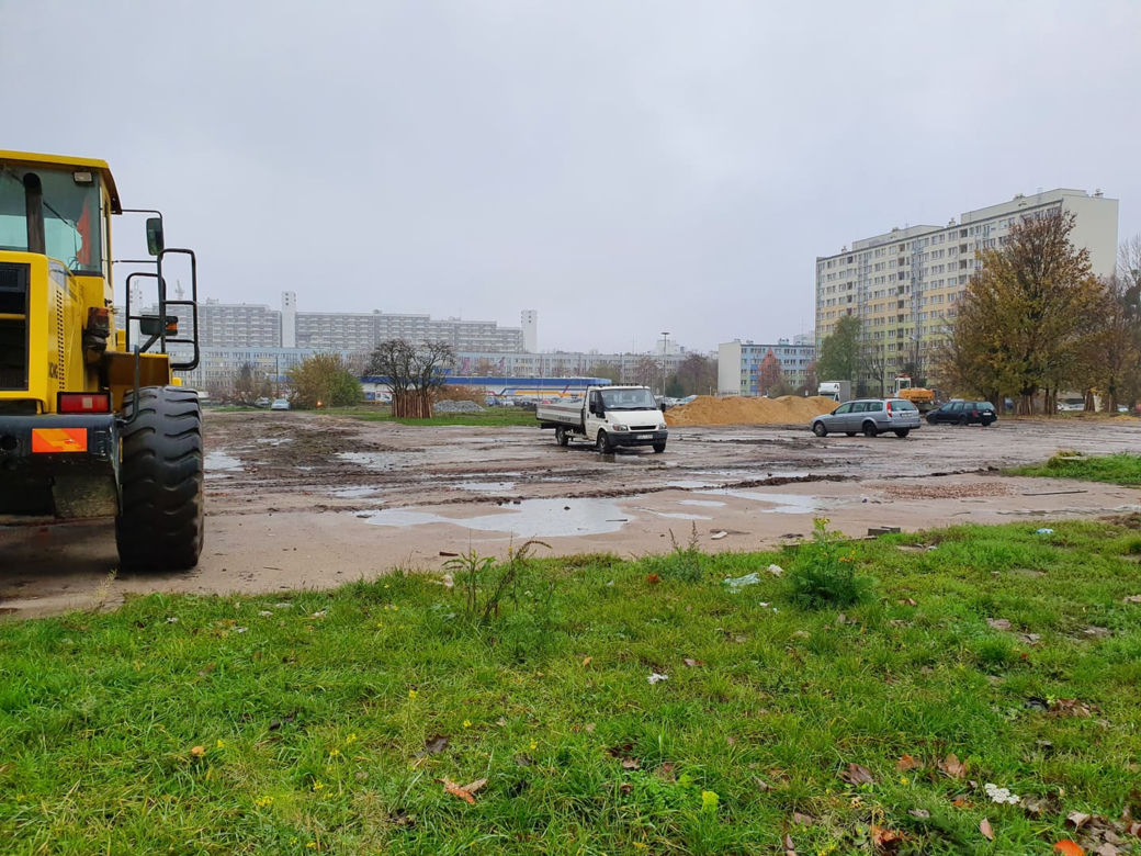 Był dziki parking, bedzie zielony skwer