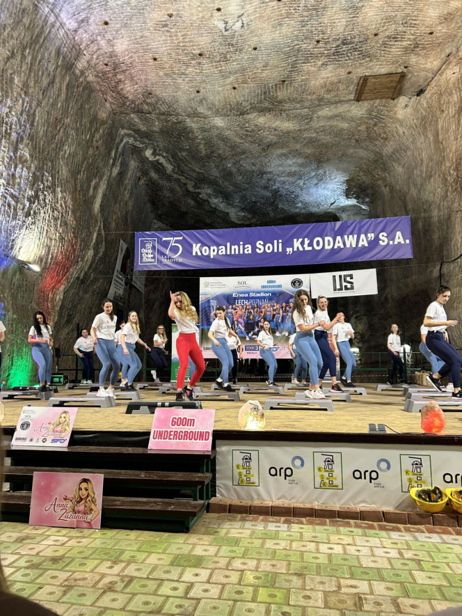 Trening fitness na stepie 600 metrów pod ziemią. Poznanianki zawalczyły o rekord Guinnessa