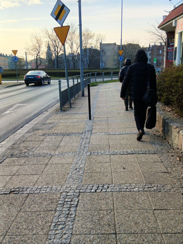 Samotny słupek na ul. Staszica