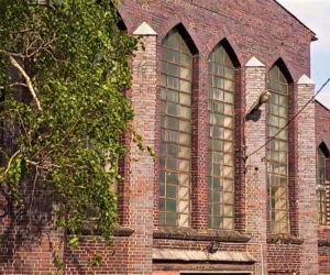 Zabytkowa podstacja na Wyspie Jaskółczej