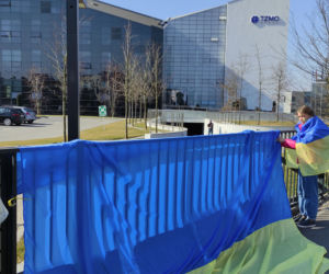 Protest pod siedzibą TZMO. Co dalej z Toruńskimi Zakładami Materiałów Opatrunkowych w Rosji?