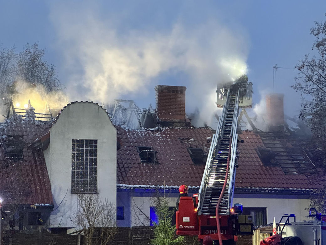 Wielkie kłęby dymu nad Wawrem. Płonie wielka willa, strażacy walczą z żywiołem