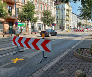 Ulica Gdańska rozkopana. Sprawdziliśmy, jak radzą sobie piesi, rowerzyści i pasażerowie