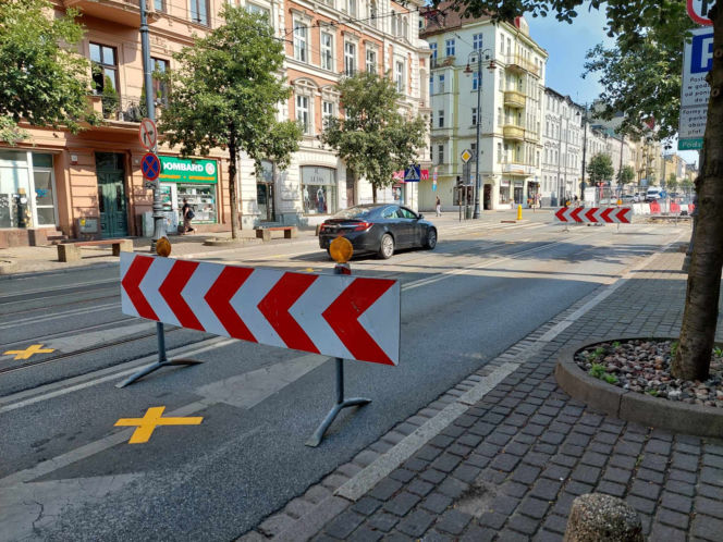 Ulica Gdańska rozkopana. Sprawdziliśmy, jak radzą sobie piesi, rowerzyści i pasażerowie