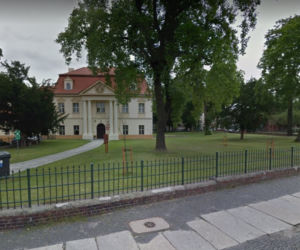 Żagań. Koszmarny wypadek przed Sądem Rejonowym. 10-latek zawisł na płocie