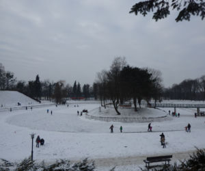 Naturalne lodowisko w parku miejskim