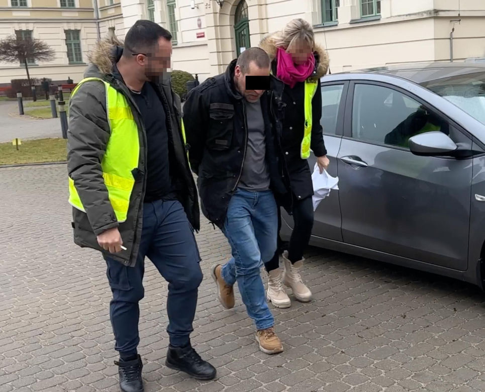 Rabuś z Ostródy napadł na stację. Zamiast wielkiej fortuny, zabrał białego misia