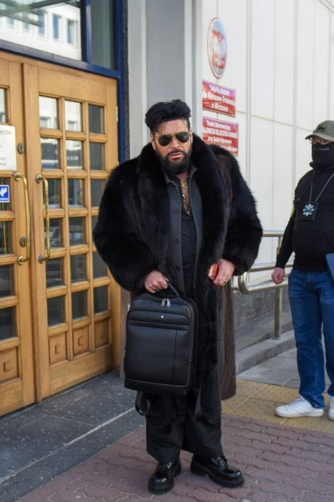 Krzysztof Rutkowski w futrze w sądzie