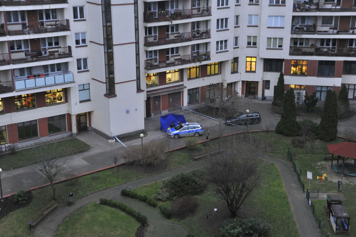 Kolejna makabra w Warszawie. Zwłoki mężczyzny na chodniku, co tam się stało?