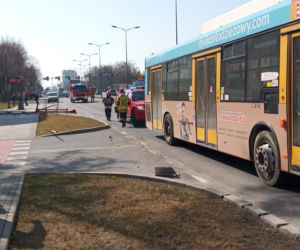 Pilne! Wypadek na al. Rejtana! Autobus staranował przystanek. Są ranni! 