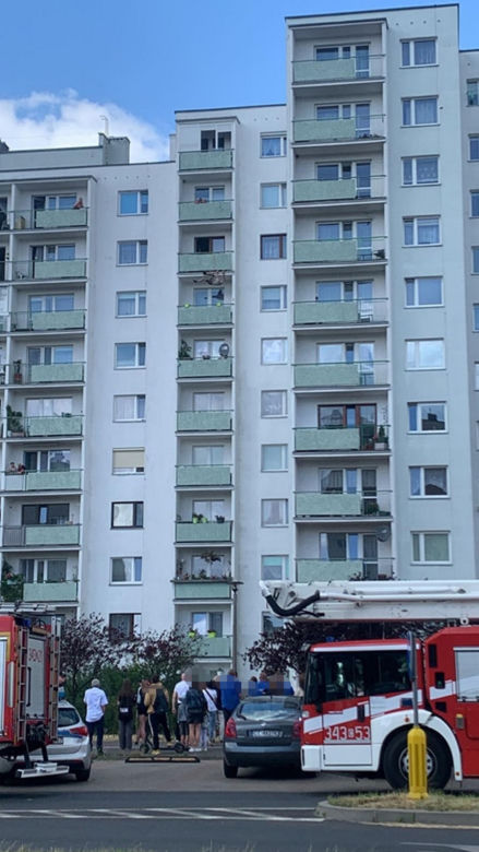 Horror w Toruniu. Mężczyzna zawisł na ósmym piętrze