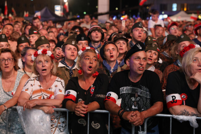 Rodzina Nawrockich śpiewa (nie)zakazane piosenki)