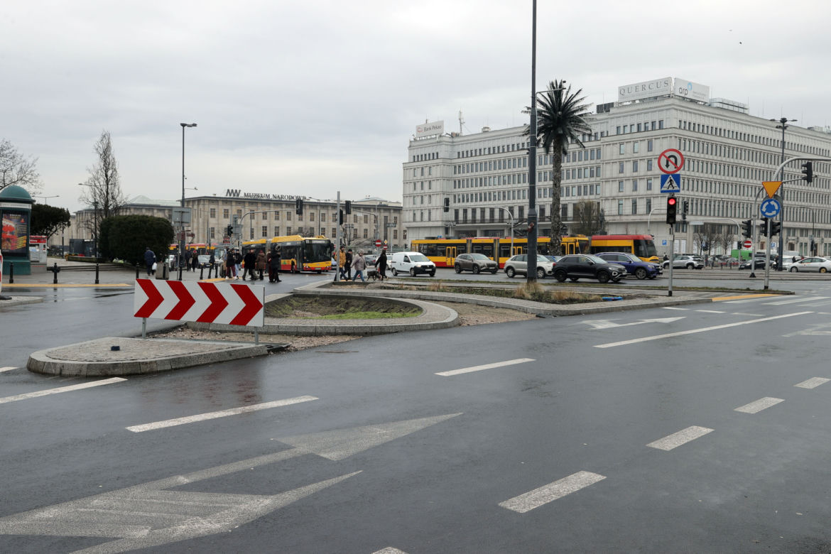Rozgrzebane i źle oznakowane rondo de Gaulle'a. Drogowcy zapomnieli o swojej inwestycji?
