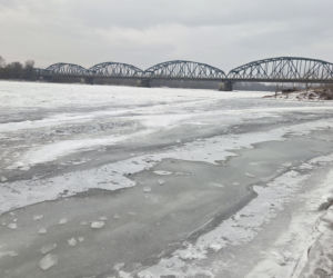 Wisła stanęła pod lodem. Zimowy spektakl w Starym Fordonie zachwyca, ale i ostrzega