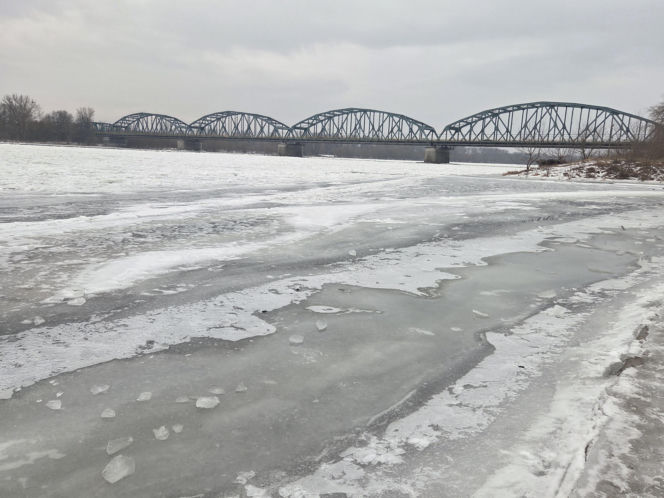 Wisła stanęła pod lodem. Zimowy spektakl w Starym Fordonie zachwyca, ale i ostrzega