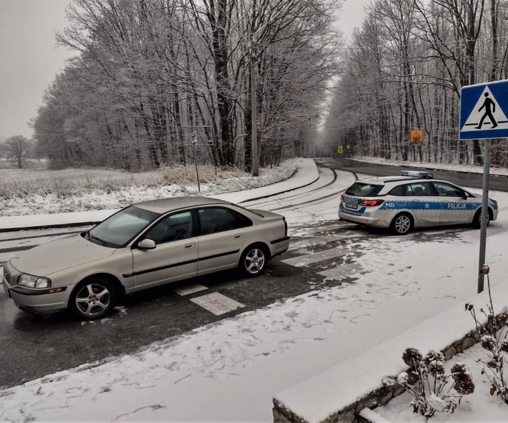 Pijany kierowca zatrzymał się na przejściu