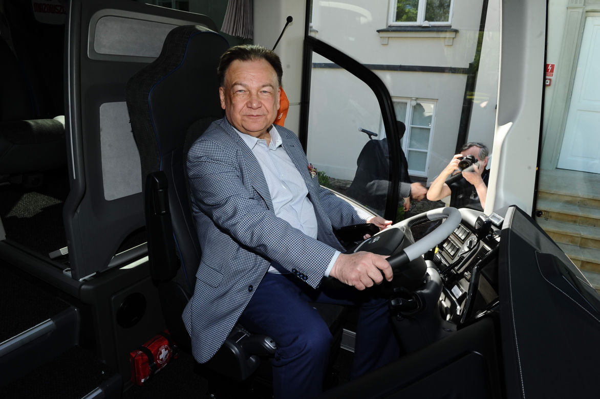 Po czym wsiadł za kierownicę