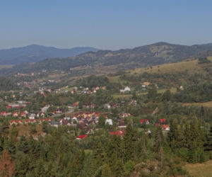 To jedna z najpiękniejszych wsi w województwie małopolskim. Kiedyś była częścią popularnego uzdrowiska