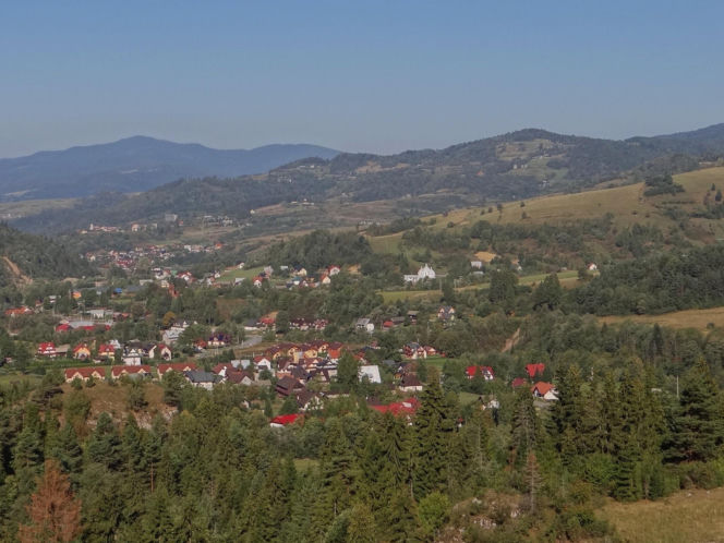 To jedna z najpiękniejszych wsi w województwie małopolskim. Kiedyś była częścią popularnego uzdrowiska