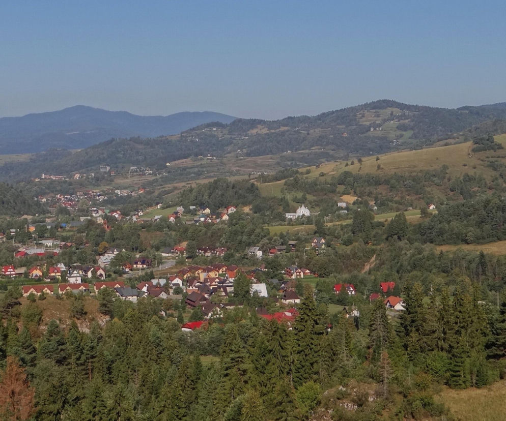 To jedna z najpiękniejszych wsi w województwie małopolskim. Kiedyś była częścią popularnego uzdrowiska