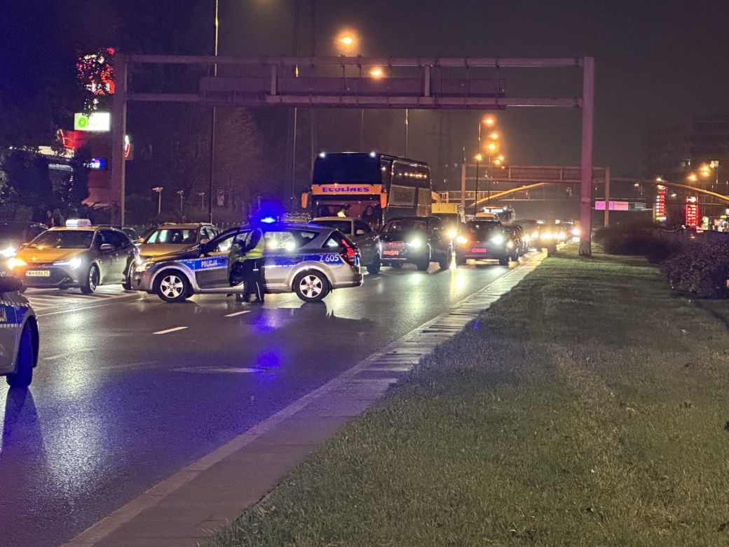 Śmierć na Prymasa Tysiąclecia. Pieszy nie przeżył zderzenia z autem 