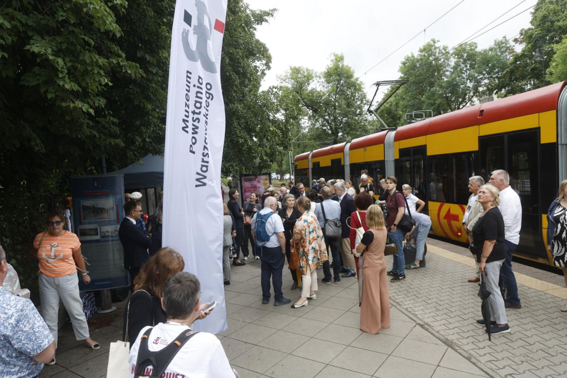 Powstanie Warszawskie w kadrze Stefana "Starby" Bałuka. Cichociemny szedł z aparatem do Powstania