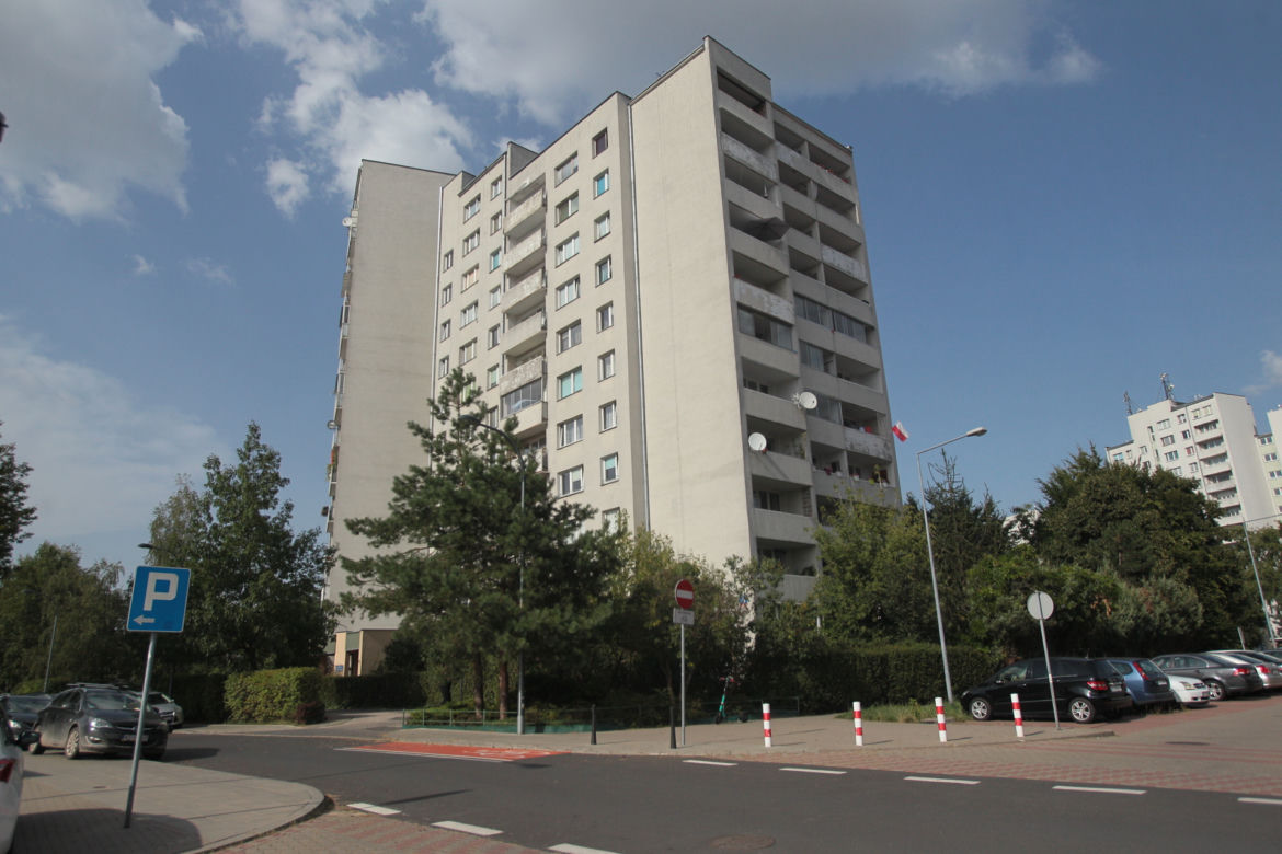 Warszawa: Szok na Wilanowie. 76-latka leżała w kałuży krwi, nie żyje. Zatrzymany 14-latek