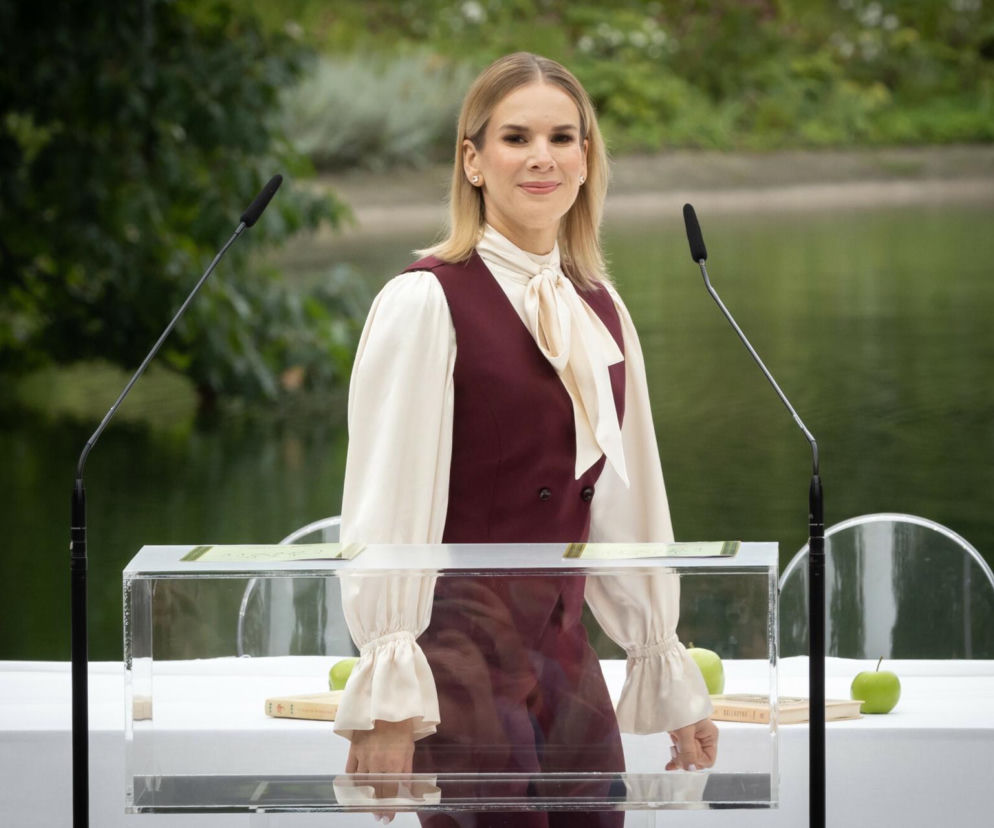 Pierwsza dama Marta Nawrocka stoi za mównicą podczas oficjalnego wydarzenia. O jej pierwszym roku w tej roli pisze Eska.