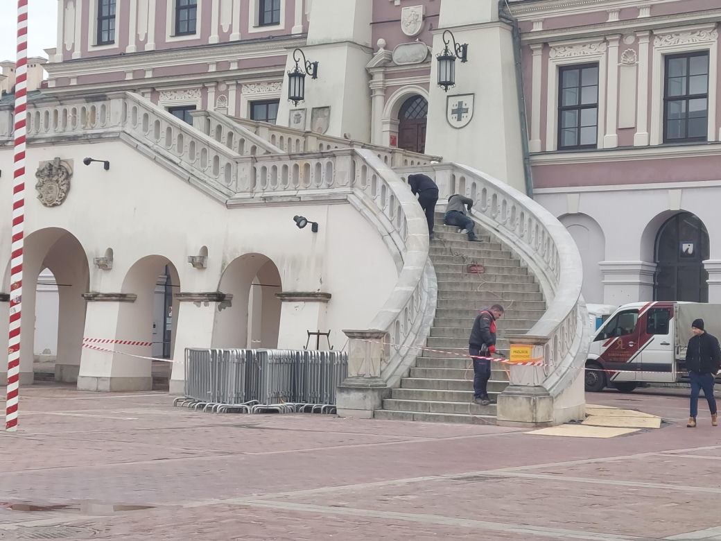 Renowacja  schodów budynku Ratusza