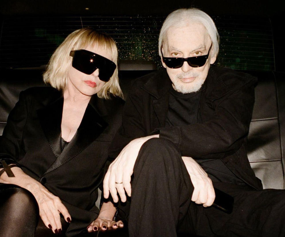 Debbie Harry i Chris Stein z Blondie w ciemnych okularach. O nowym albumie High Noon przeczytasz na EskaRock.