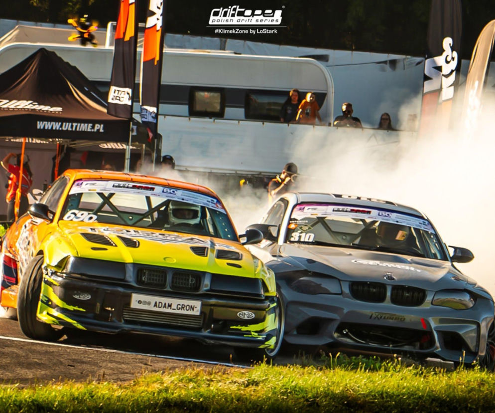 Dwa samochody sportowe w kontrolowanym poślizgu na torze w Koszalinie. O Drift Open przeczytasz na Eska Koszalin.