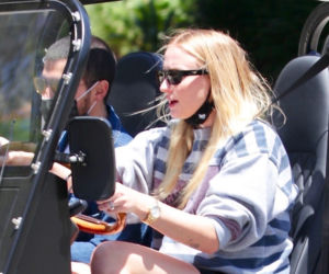 Ciężarna Sophie Turner i Joe Jonasa w elektrycznej terenówce
