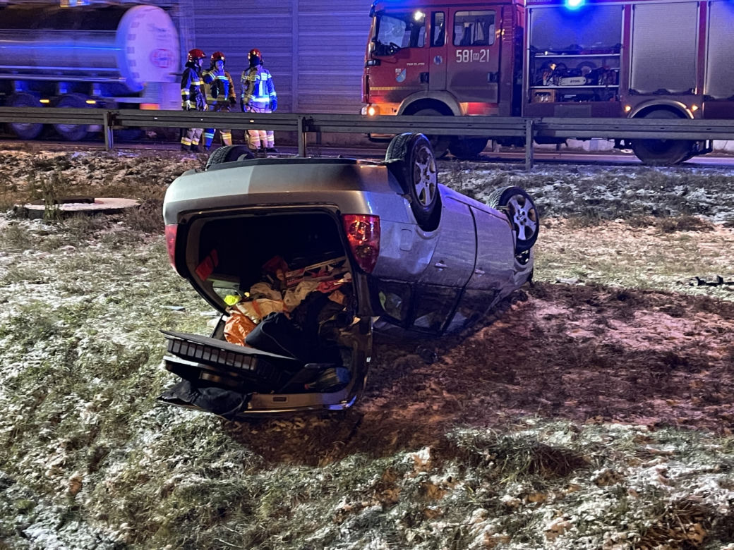 Dachował volvo na S8. Wielka akcja ratunkowa, śmigłowiec LPR zabrał rannego