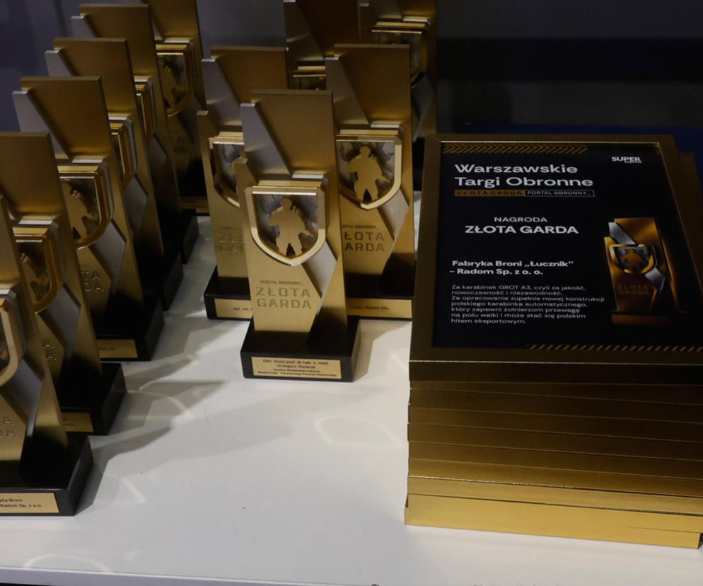 Szereg złotych statuetek Złota Garda z sylwetką żołnierza, przygotowanych do wręczenia podczas uroczystej gali nagród Portalu Obronnego, uhonorowującej osoby i firmy wzmacniające potencjał obronny. Więcej o laureatach przeczytasz na naszym portalu.