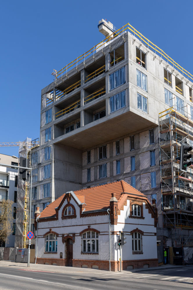 Blok z dziurą na dom. Oto najbardziej kontrowersyjna budowa w Polsce? Kapitanat Garbary w Poznaniu