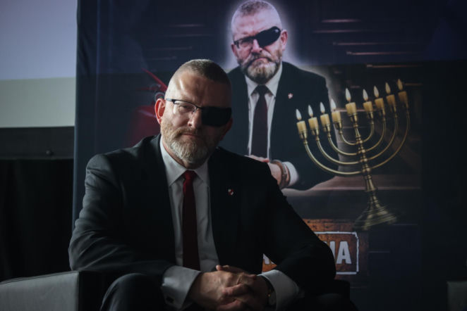 Zarzut zaprzeczania zbrodniom dla Brauna. Europoseł się nie przyznał 