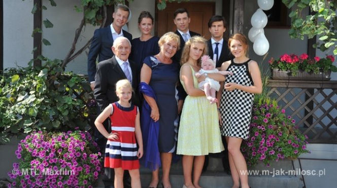 M jak miłość. Hania (Maja Marczak), Lucjan (Witold Pyrkosz), Natalka (Marcjanna Lelek), Ula (Iga Krefft), Barbara (Teresa Lipowska), Franek (Piotr Nerlewski) Marek (Kacper Kuszewski)