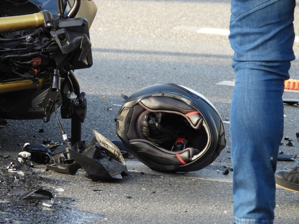 36-latek w BMW nie ustąpił motocykliście. 59-latek wylądował w szpitalu